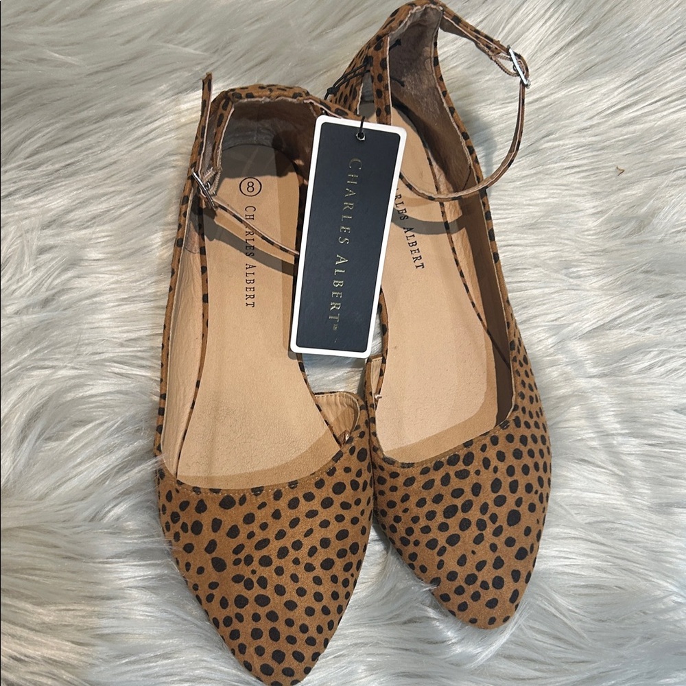 Charles Albert Women's Brown and Black Dotted Flats